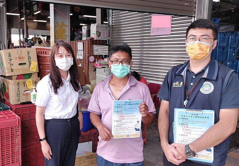 Regu Khusus Kota Chiayi mendorong warga negara asing agar menjalani pemeriksaan. Sumber: Regu Khusus Kota Chiayi