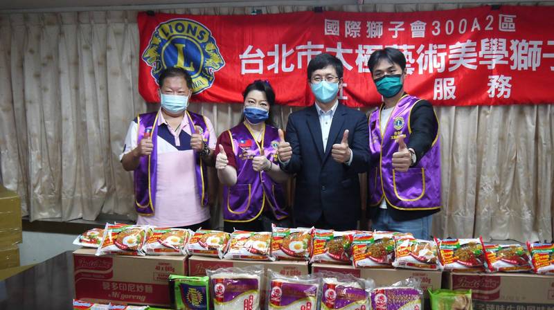 Organisasi amal menyumbangkan beras, mie instan dan barang-barang anti-pandemi. Sumber: Liberty Times