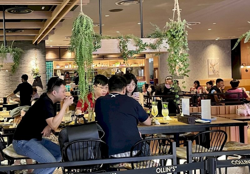 Từ 12/7, Singapore tiếp tục nới lỏng giãn cách xã hội và cho phép nhóm 5 người có thể ăn uống tại nhà hàng. (Nguồn ảnh:《亞洲新聞台》)