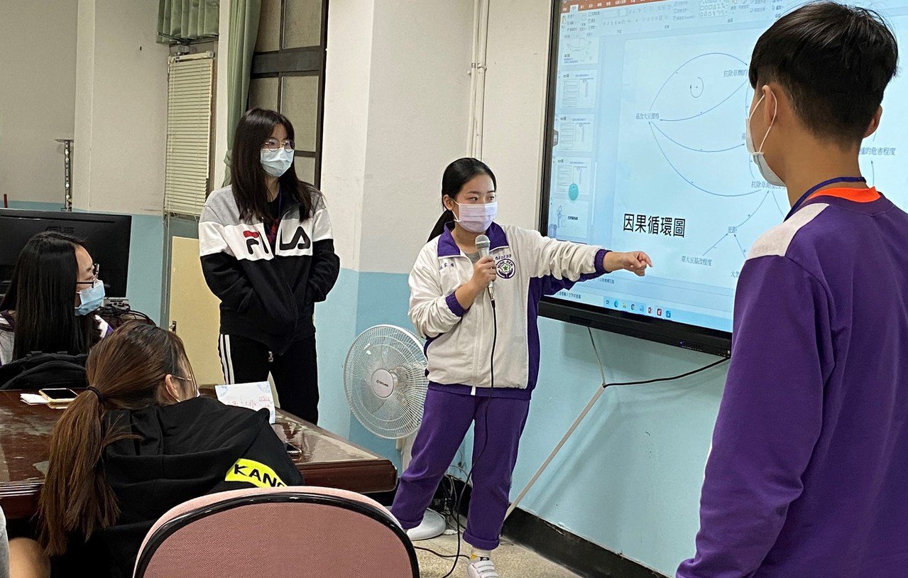 High school student Chang Chia-chen (張家禎) won first place in their experimental forensics class.  (Photo / Provided by the New Taipei City Education Bureau)