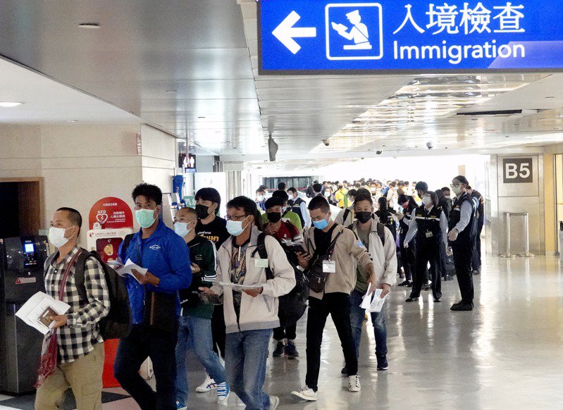 入境旅客進行嚴格防疫，確保國境安全。 圖／桃機公司提供