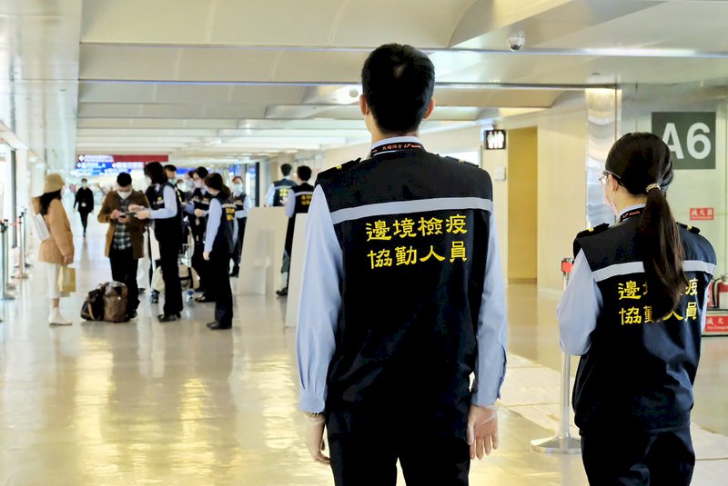 4-minute PCR tests are administered upon entering quarantine, Taoyuan International Airport Corp. staff assist patiently. (Photo / Retrieved from Central News Agency CNA)