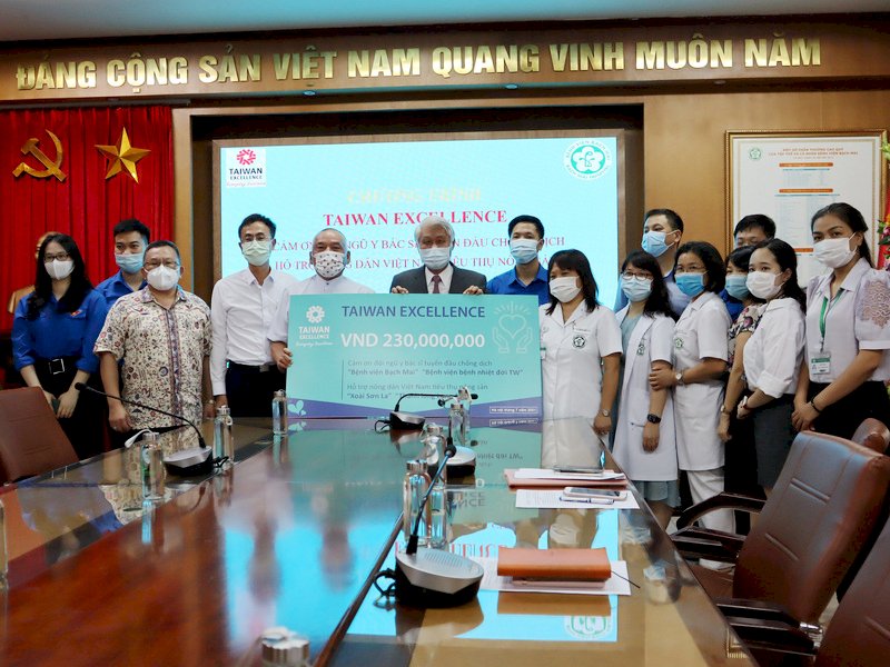 The Resident Representative in Vietnam, Shi Jui-chi (the one in the middle wearing a tie), went to Bach Mai Hospital in Hanoi City on the 14th to present Vietnamese seasonal fruits purchased by "Taiwan Excellence". This is to support Vietnam’s medical care during the pandemic, and to take care of the livelihood of local farmers. Photo/Retrieved from Central News Agency.  