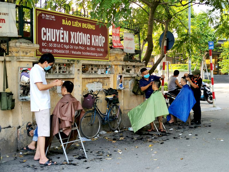 Hà Nội quyết định từ 00h00 ngày 13/7/2021: Dừng tất cả hoạt động kinh doanh dịch vụ nhà hàng, cửa hàng ăn uống tại chỗ (chỉ cho phép bán hàng mang về), các cửa hàng cắt tóc, gội đầu. (Nguồn ảnh: Thông tấn xã Việt Nam)