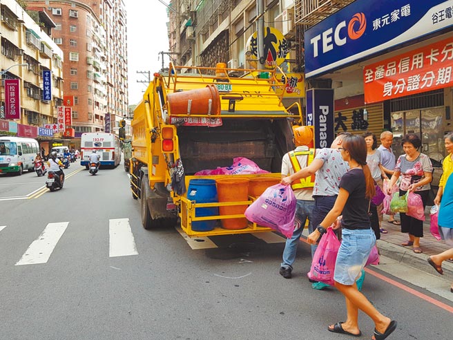 Dịch bệnh bùng phát, người dân mua đồ ăn trực tuyến nhiều hơn khiến lượng rác thải tái chế của Đài Loan tăng mạnh. (Nguồn ảnh:《中國時報》)