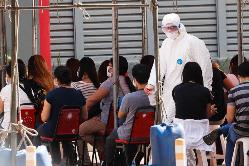 Văn phòng đại diện Việt Nam, Indonesia, Philippines và Thái Lan tại Đài Loan ra tuyên bố chung, kêu gọi các đơn vị liên quan của Đài Loan ưu tiên tiêm vaccine Covid 19 cho lao động di trú. (Nguồn ảnh:《聯合報》)