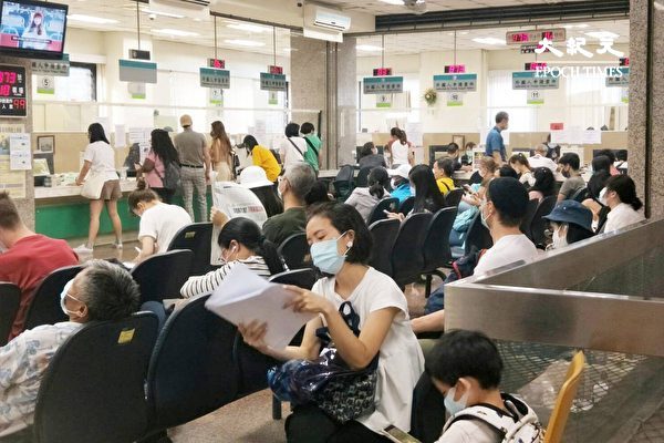 Trong thời gian áp dụng cảnh báo dịch bệnh cấp độ 3, Sở Di dân thực hiện biện pháp tự động gia hạn thời gian cư trú thêm 30 ngày cho những người sắp hết thời hạn cư trú tại Đài Loan. (Nguồn ảnh: Sở Di dân)
