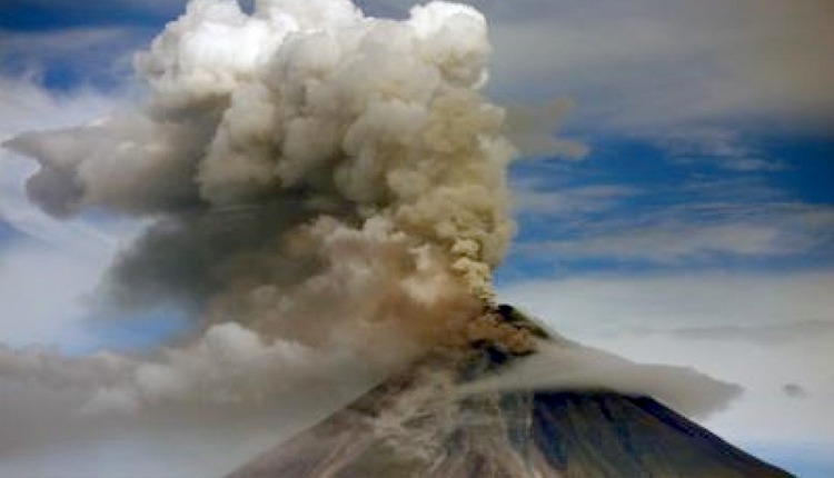 The Taal volcano spewed one-kilometer-high plume of gas and steam. (Source from Associated Press)