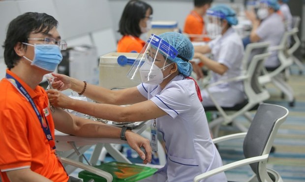 Cho đến nay chỉ khoảng 4% dân số Việt Nam được tiêm vắc xin trong khi số ca lây nhiễm đang tăng mạnh trong một vài tuần qua. (Nguồn ảnh: Thông tấn xã Việt Nam)