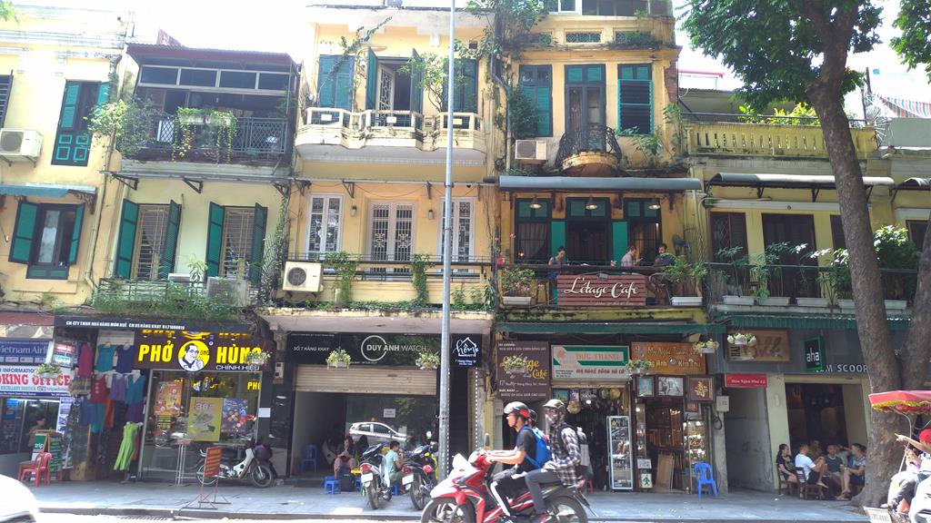 Khi đến thăm thủ đô Hà Nội của Việt Nam, khó có thể không ấn tượng về những ngôi nhà rực rỡ sắc màu, kiểu nhà hẹp này được người Việt Nam gọi là nhà ống, là kiểu nhà phổ biến nhất ở Hà Nội. (Nguồn ảnh: Thông tấn xã Việt Nam)