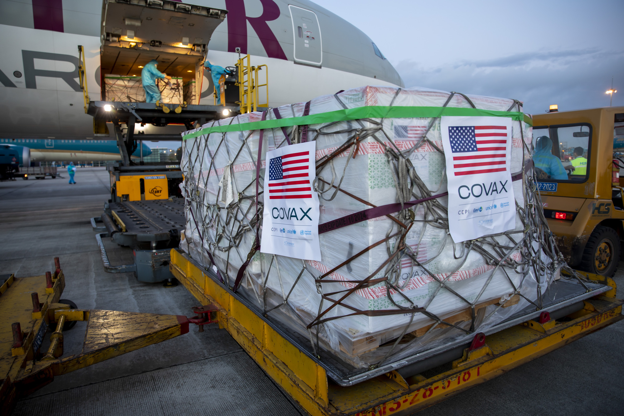 Sáng ngày 10-7, máy bay chở 2.000.040 liều vắc-xin Moderna do Chính phủ Mỹ hỗ trợ thông qua Cơ chế COVAX đã hạ cánh tại Hà Nội. (Nguồn ảnh: Thông tấn xã Việt Nam)