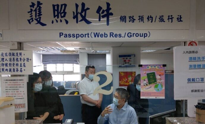 Passport verification at the counter, can print household registration and family information. Photo/Retrieved from "The Hub News"