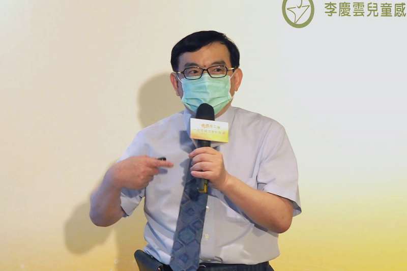 Chuyên gia khoa truyền nhiễm Huỳnh Lập Dân nhắc nhở, tỷ lệ bao phủ tiêm vắc xin ở Đài Loan hiện nay là 26%, để đạt được miễn dịch cộng đồng còn có một khoảng cách lớn. (Nguồn ảnh: Bệnh viện Đại học Y khoa Đài Loan)