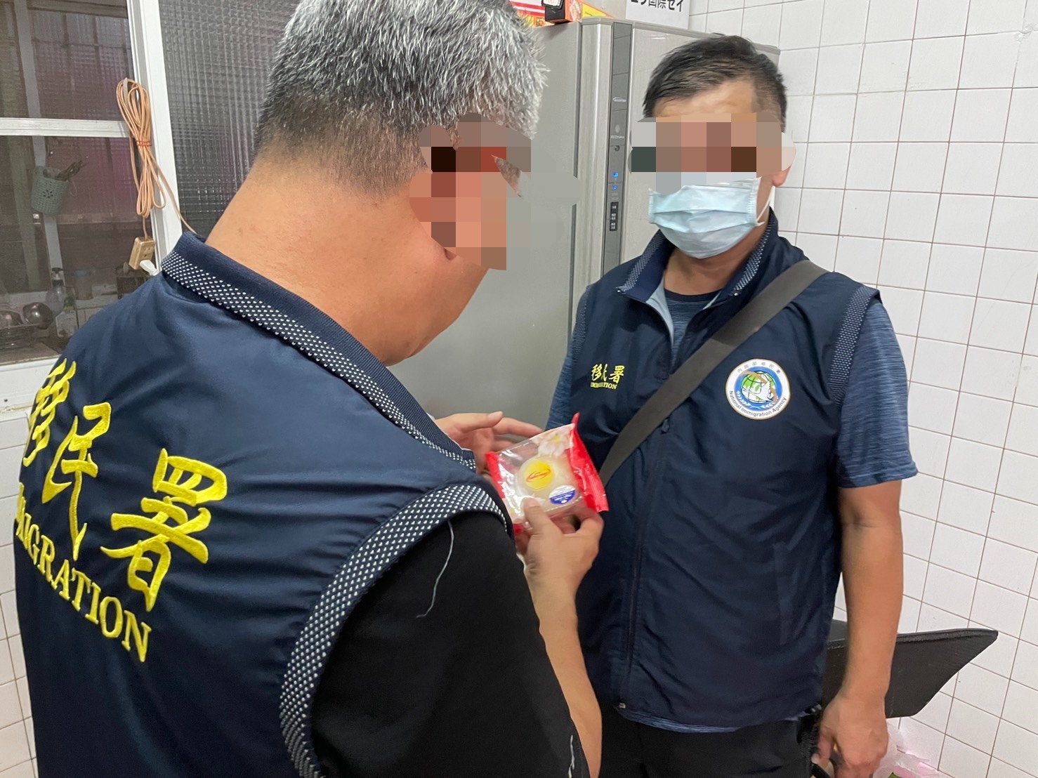 Sở Di dân đã gửi toàn bộ số bánh trung thu Việt Nam thu giữ được đến Văn phòng Bảo vệ động vật thành phố Cao Hùng để kiểm tra, kết quả phát hiện là có virus gây bệnh tả lợn châu Phi. (Nguồn ảnh: Đội Đặc nhiệm của Sở Di dân tại Cao Hùng)