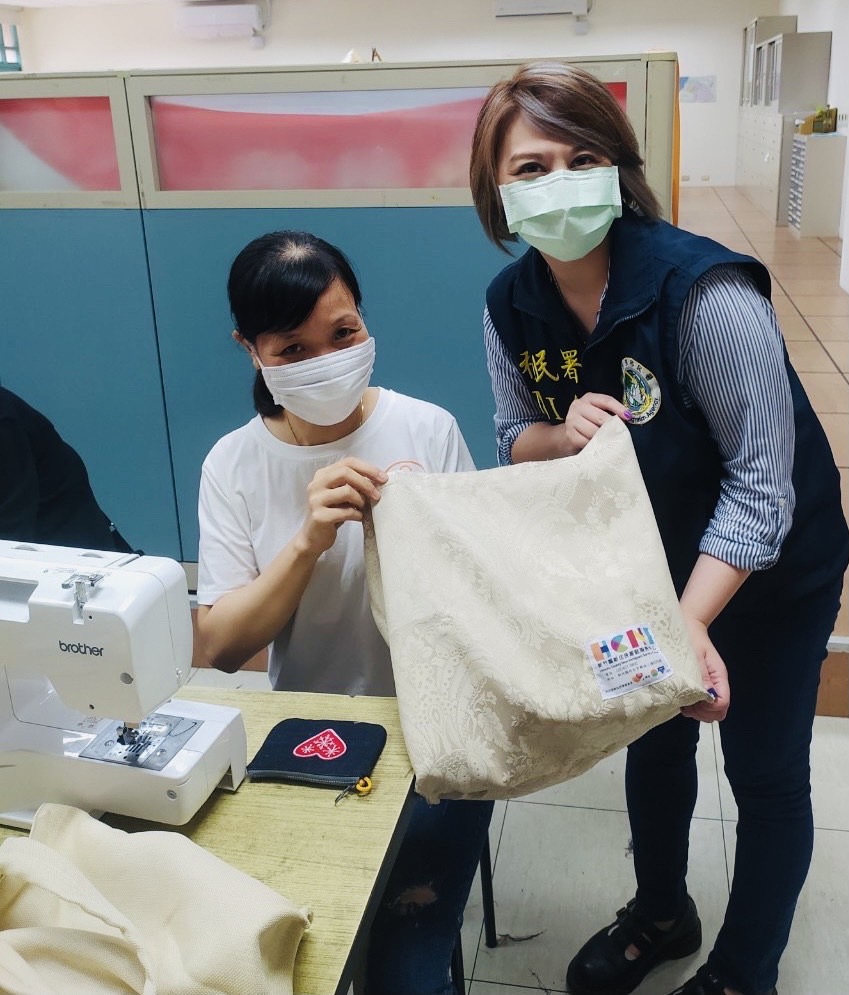 新竹縣服務站舉辦家庭教育課程，新住民參加親手將舊衣做成新包包。（圖／新竹縣服務站提供）