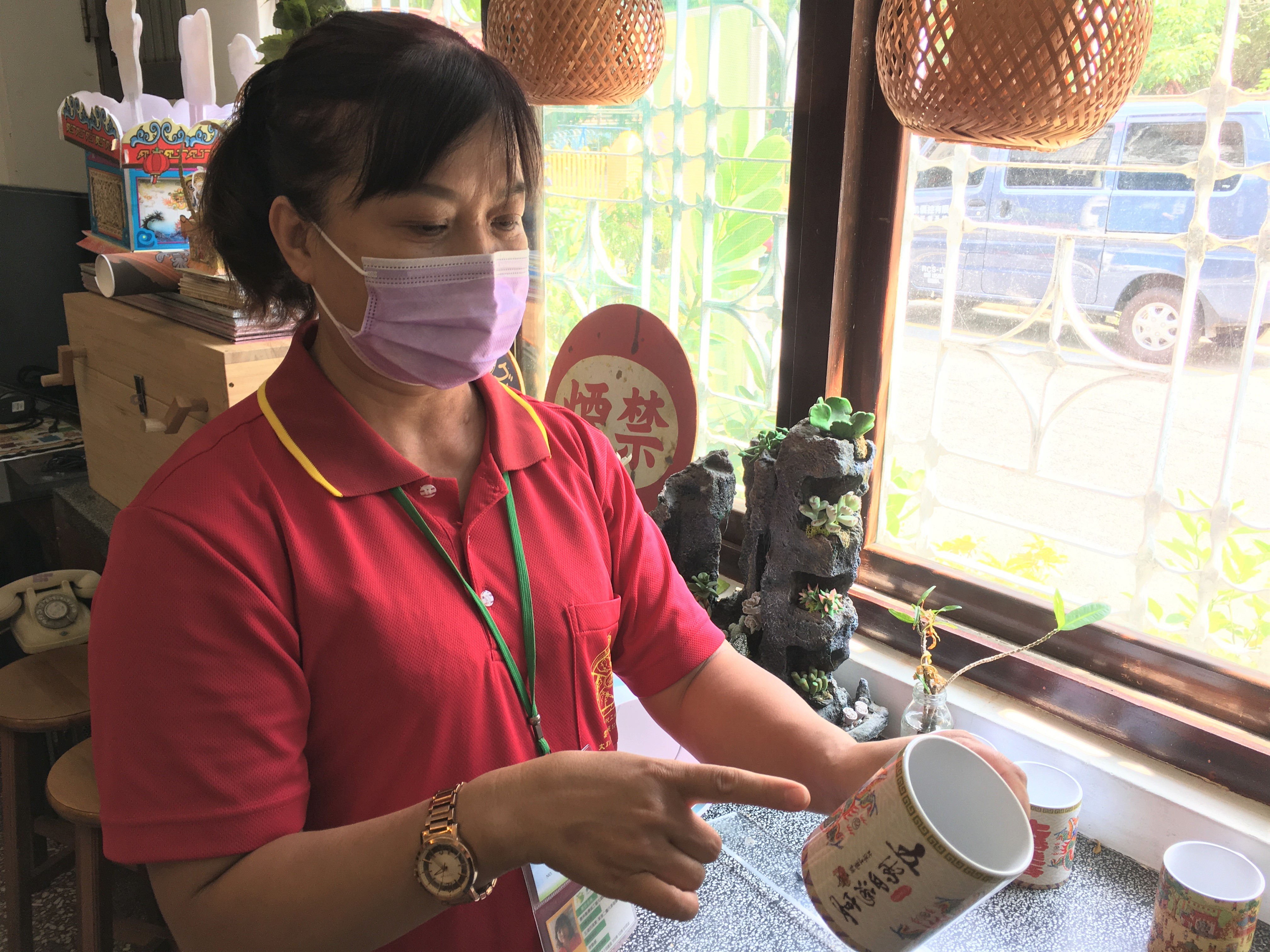 小蓁透過虎尾就業中心協助，進到了雲林縣傳統工藝文創產業發展協會任職，目前負責協會的導覽工作。（圖／虎尾就業中心提供）