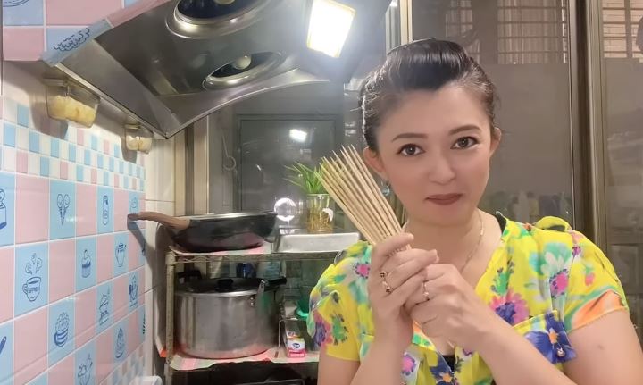 Emak Medan di Taiwan mengajarkan kepada penonton cara membuat tusuk sate. Sumber: Emak Medan di Taiwan