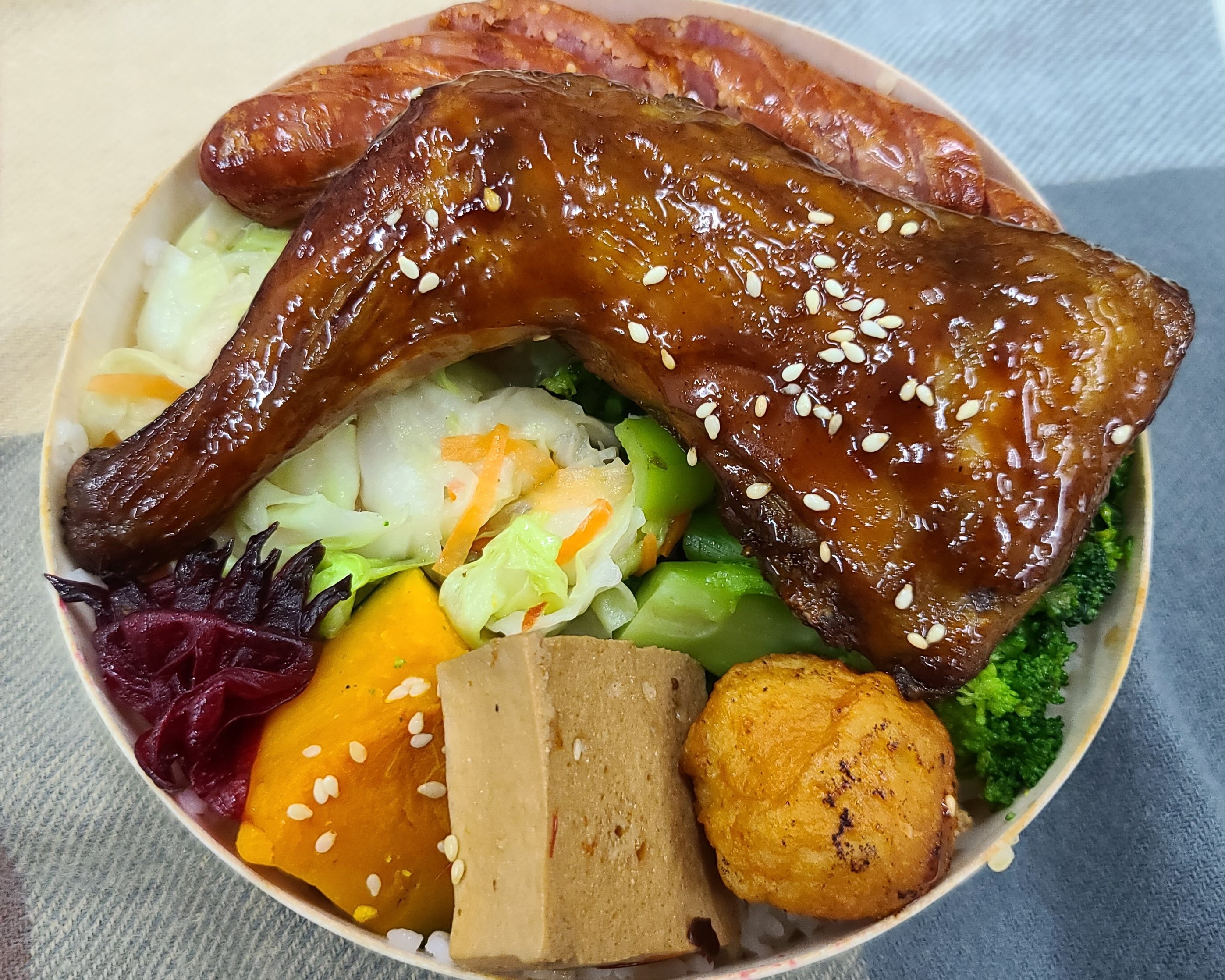Suất cơm hộp “Cơm đùi gà đặc biệt Đài Đông”. (Nguồn ảnh: Bộ Giao thông Đài Loan)