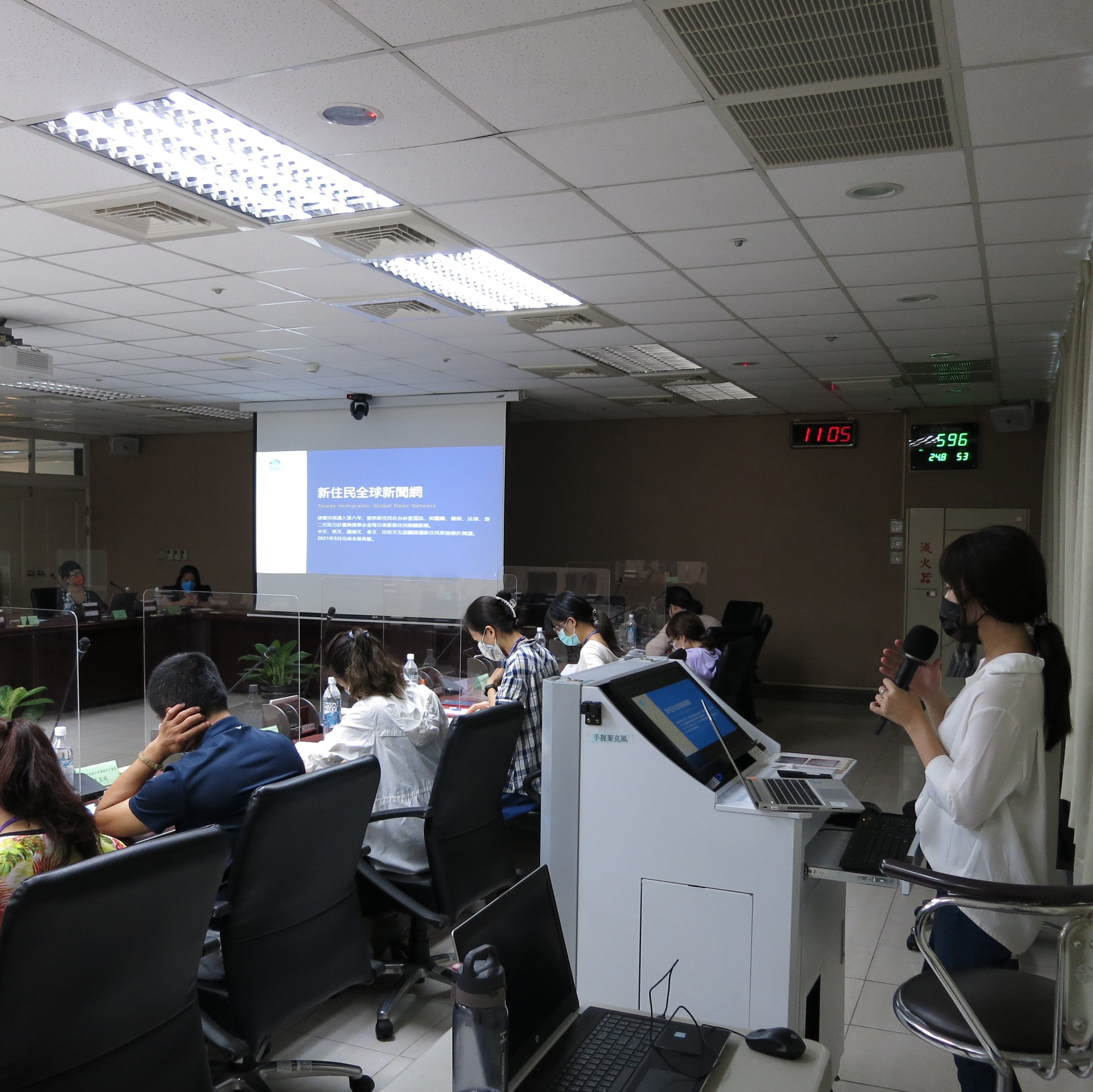 Direktur StoryTable (思索柏), Xie Ya-hui (謝雅卉) tengah memperkenalkan situs Berita Global untuk Penduduk Baru serta elemen-elemen utama yang berada di versi baru situs berita tersebut. Sumber: Kantor Layanan Imigrasi Kota Chiayi 