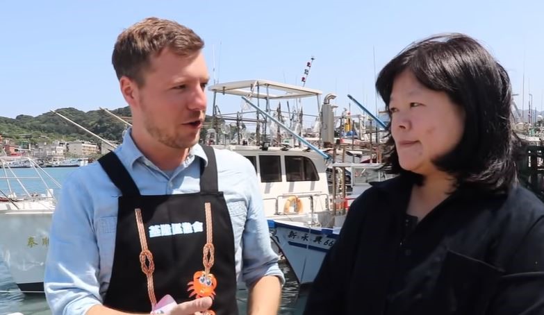 Wes Davies phỏng vấn bà Thái Phức Ninh, Trưởng phòng Hải dương của Sở Phát triển Công nghiệp thành phố Cơ Long. (Nguồn ảnh: kênh Youtuber Wes Davies 衛斯理)