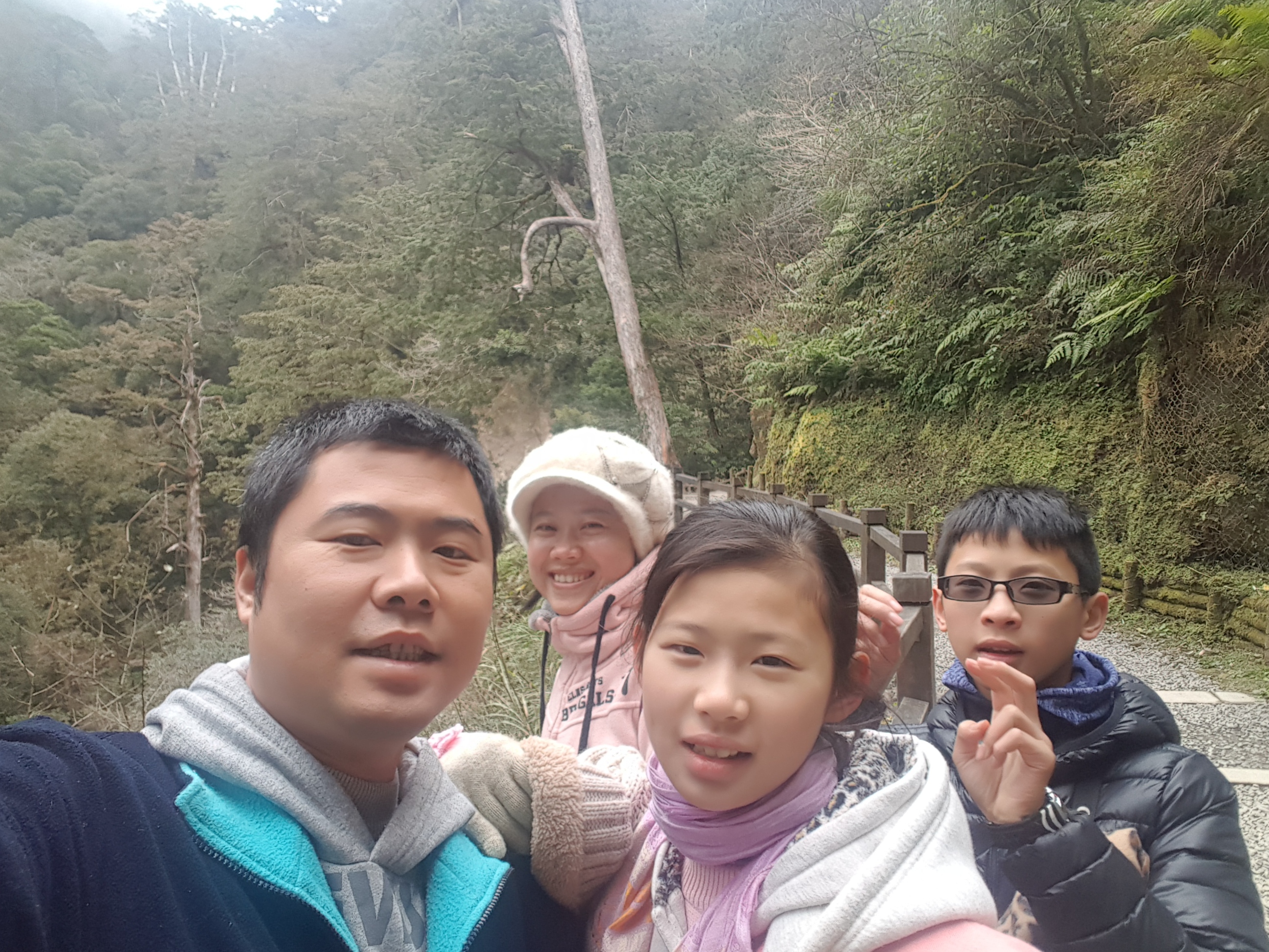 จินน่าลี่金娜麗 (คนที่ 2 นับจากซ้าย) และครอบครัวไปเที่ยวด้วยกัน (ภาพ / จาก จินน่าลี่金娜麗)