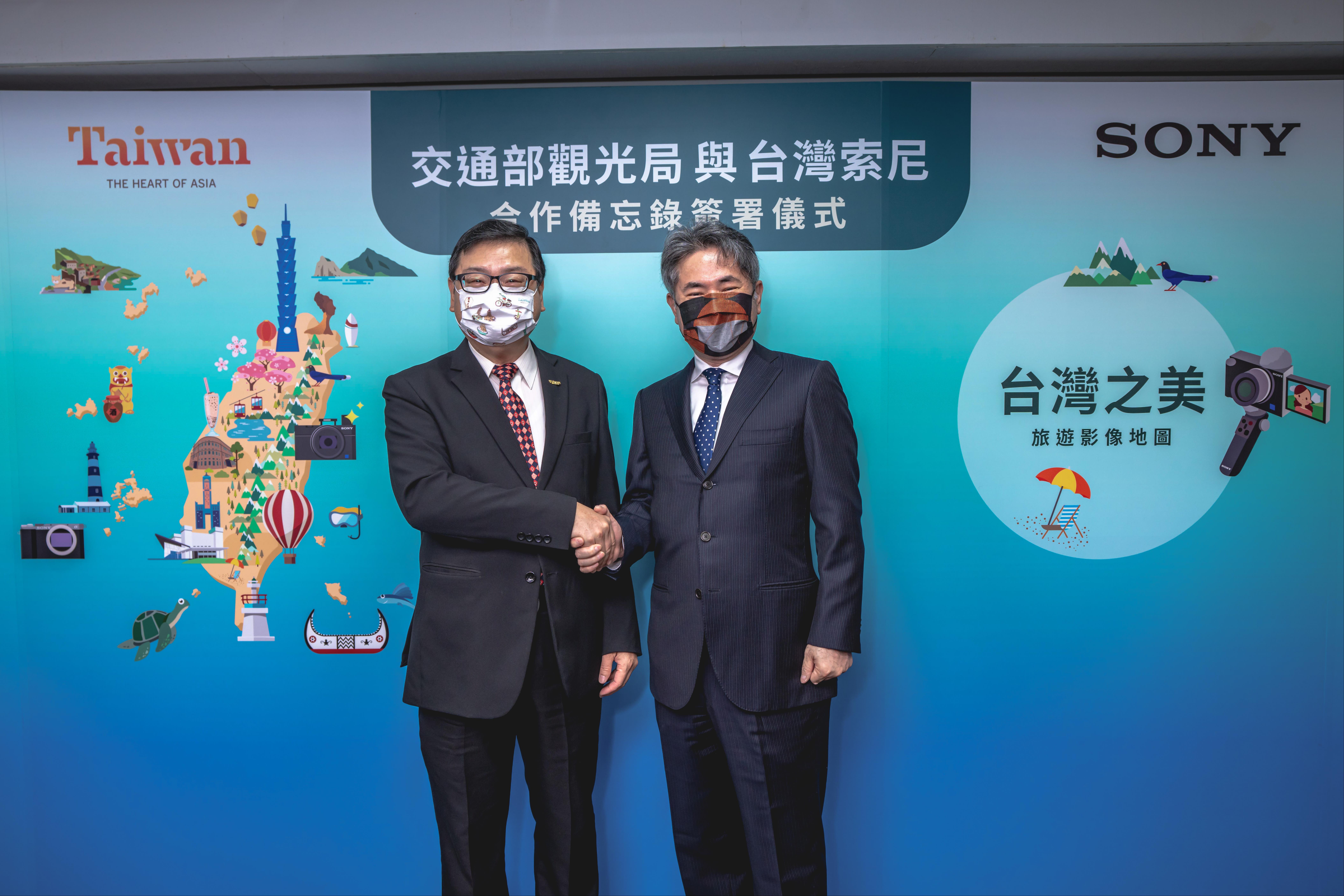 Chang Hsi-Tsung, director of the Tourism Bureau of the Ministry of Transportation and Communication, and Yuzo Chiba, chairman and general manager of the company, signed a memorandum of cooperation. (Photo/provided by the Ministry of Transportation and Communication)