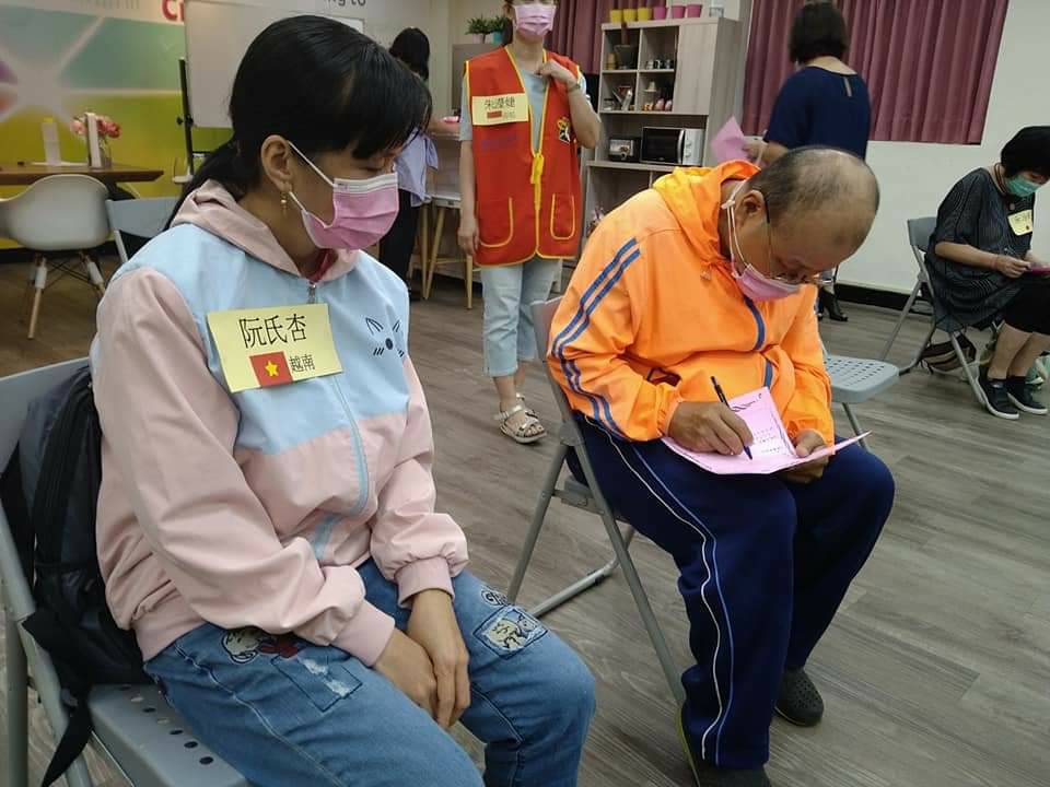 Nguyen Thi An, a new immigrant from Vietnam, and her husband participated in the activities and shared their experiences. (Photo/Provided by the Sanchong Family Service Center for New Immigrants)