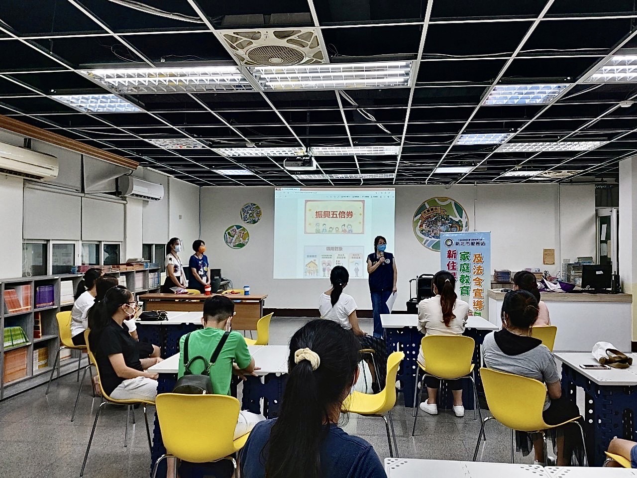 The New Taipei City Service Station of the NIA explained to the trainees who may receive the quintuple stimulus vouchers, how to receive it, and related precautions. (Photo/Provided by New Taipei City Service Station)