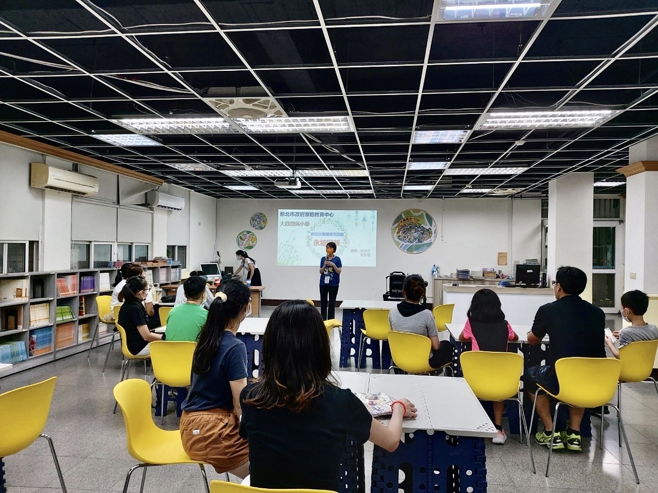 Departemen Imigrasi Stasiun Layanan New Taipei mengadakan kursus pendidikan keluarga di SD Daguan. Sumber: Diambil dari stasiun layanan New Taipei