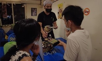เจ้าของร้านแนะนำรายการอาหารให้กับผู้ประกาศข่าวภาคภาษาไทย Sunny (盧桑妮) Phum (陳勝泰) และผู้ประกาศข่าวภาคภาษาจีน CK (洪崇凱) (ภาพ / โดย Phum (陳勝泰))
