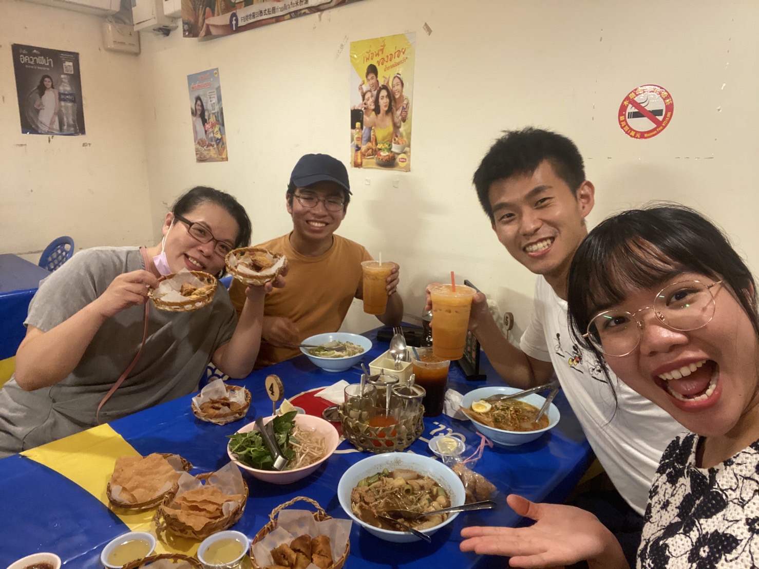 Pembawa acara Thailand Sunny, Chen Shengtai dan pembawa acara Mandarin Hong Chongkai merekomendasikan makanan rasa kampung halaman asli Thailand. Gambar: Diambil oleh Chen Shengtai