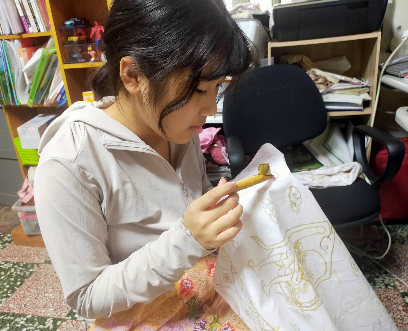 Con gái Lưu Ngọc Trân chăm chú nhuộm vải Batik
