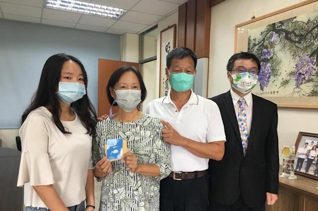 The Rotary Club of Nantou awarded scholarships and bursaries to disadvantaged and outstanding students. Photo/Provided by National Nantou Senior High School