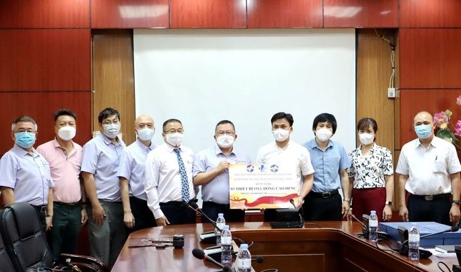 越南台商捐「高流量氧氣鼻導管」。 圖／翻攝自《中央社》