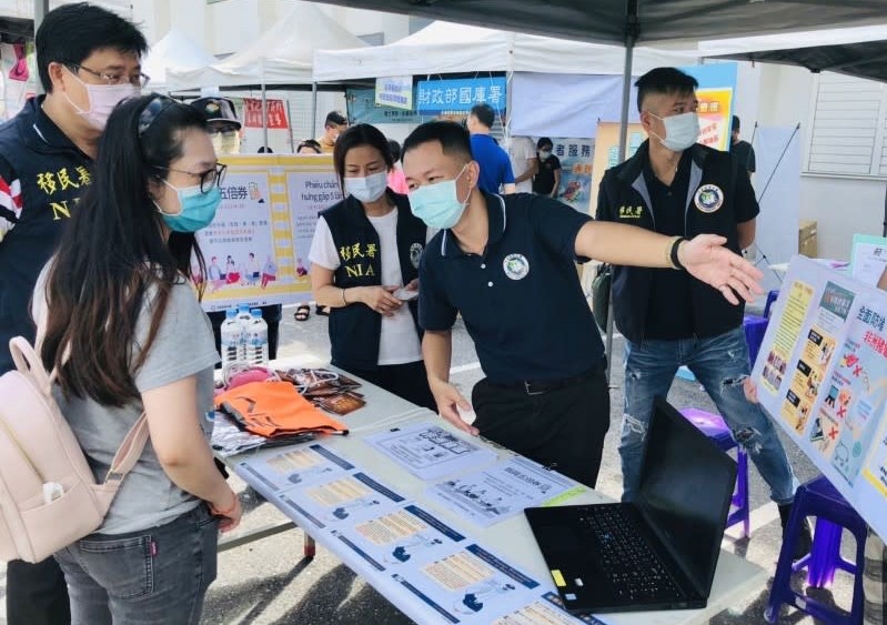 The Taitung County Special Duty Team promoted the quintuple stimulus vouchers to the new immigrants. Photo/Provided by Taitung County Special Duty Team