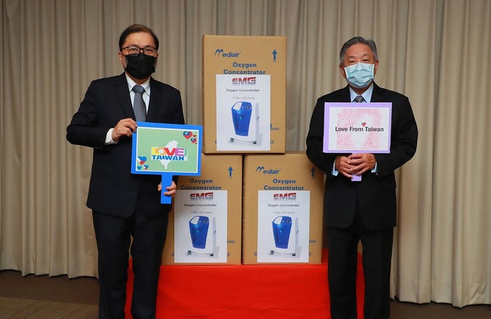Taiwan donated 200 oxygen concentrators to the Philippines to help fight the epidemic. Photo/provided by the Taiwan representative office in the Philippines