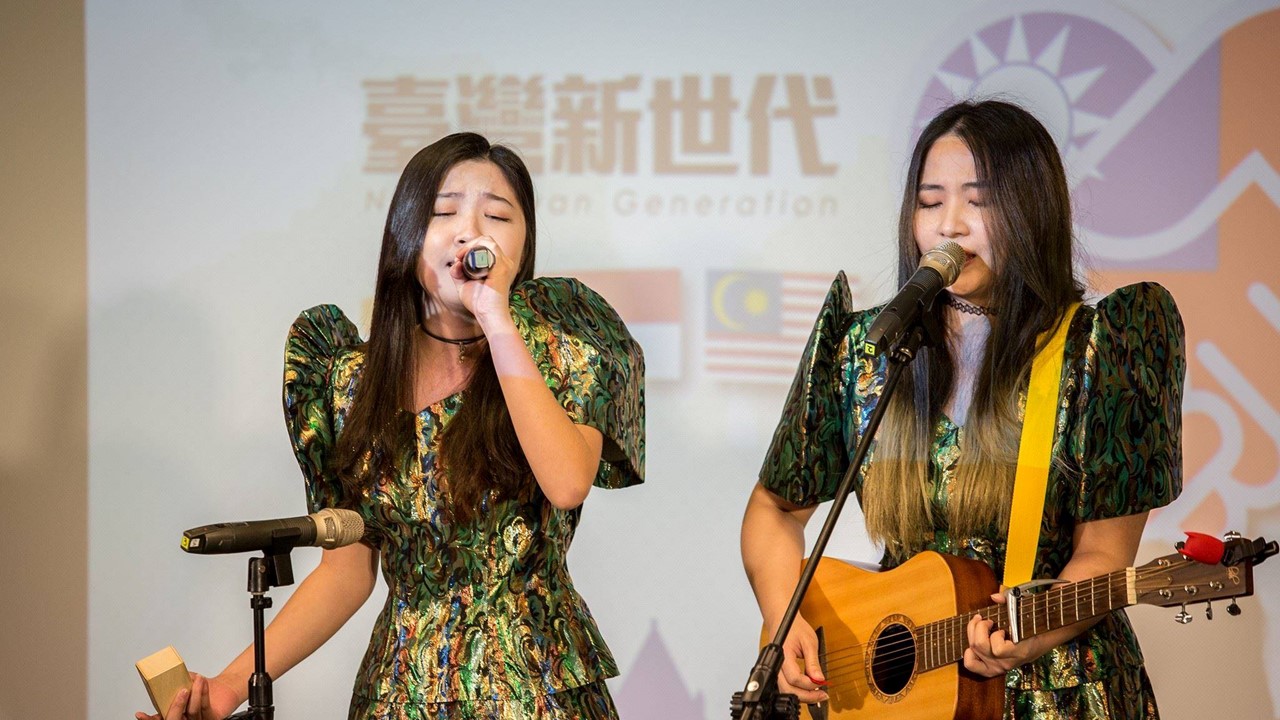 Abby Lu dan adik perempuannya, Patricia mendirikan band Lu Xiao Xiao. Sumber: Abby Lu