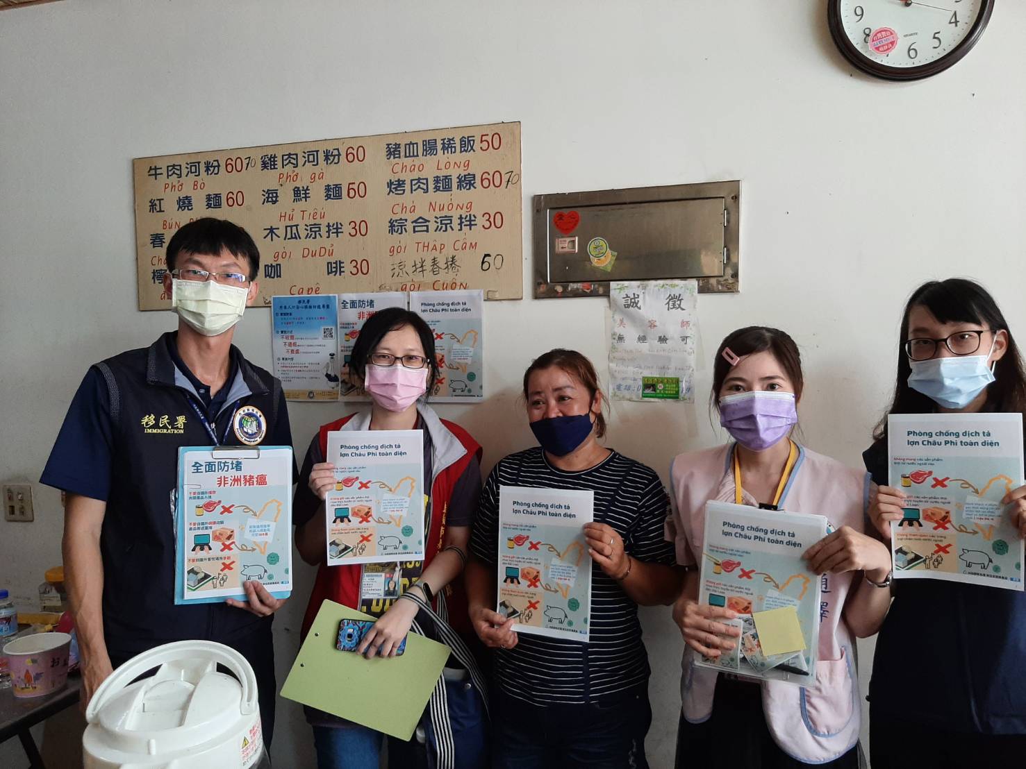 The NIA Chiayi Service Station reminds new immigrants to follow protocol to prevent the spread of African swine fever. (Photo / Provided by NIA Chiayi Service Station)