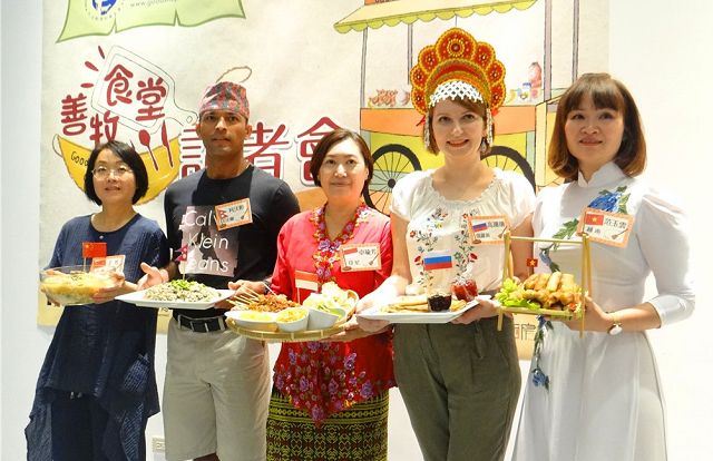 Kelompok keagamaan dan Pusat Layanan Keluarga Penduduk Baru menyelenggarakan kegiatan makanan. Sumber: Diambil dari: Pusat Keluarga Penduduk Baru Fengshan