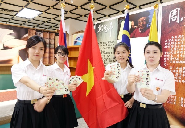 駐胡志明辦事處向越南學生介紹台灣文化。 圖／翻攝自《自由時報》