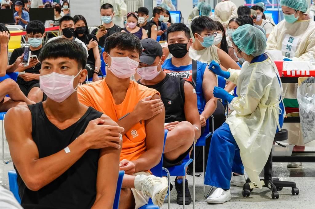 學生9月23日開打BNT疫苗。 圖／翻攝自《中國時報》