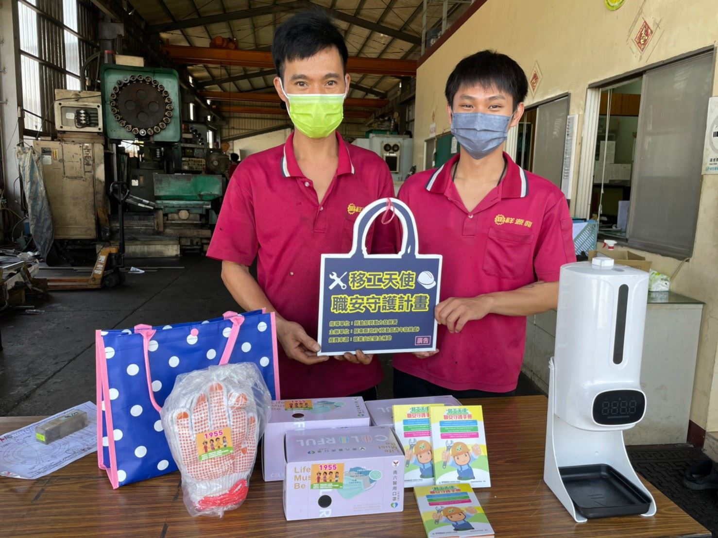 Pekerja migran menerima "Buku Pegangan Keselamatan Kerja" memuji kepedulian pemerintah daerah.  Sumber: Diambil dari pemerintah Pingtung