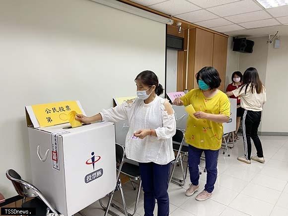 新住民認識台灣公民投票權。 圖／南投服務站提供