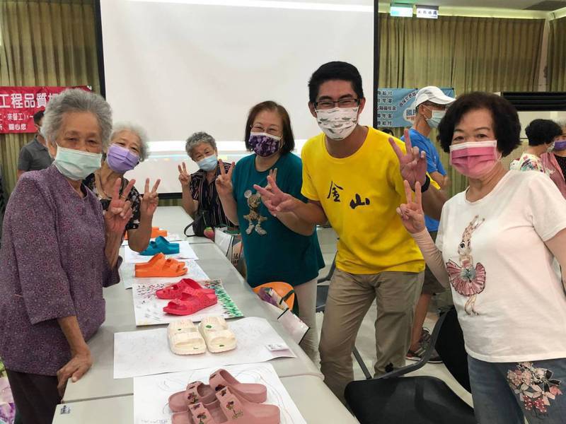 New immigrants show creativity with their elders. Photo/Provided by Jinshan District Office