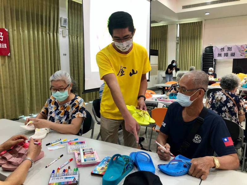 "DIY Slippers Painting" at Jinshan District Office in New Taipei City. Photo/Provided by Jinshan District Office
