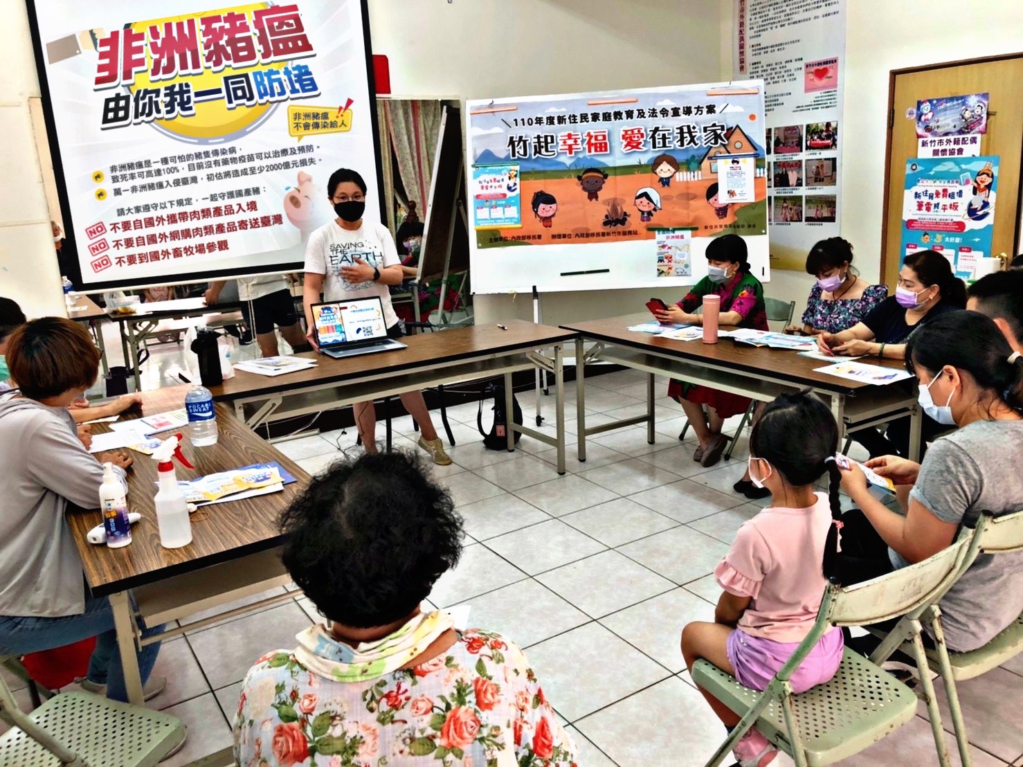 Stasiun Hsinchu dari Departemen Imigrasi menyerukan "Penanganan sisa makanan yang tepat untuk mencegah virus demam babi". Sumber: Berasal dari Stasiun Layanan Kota Hsinchu 