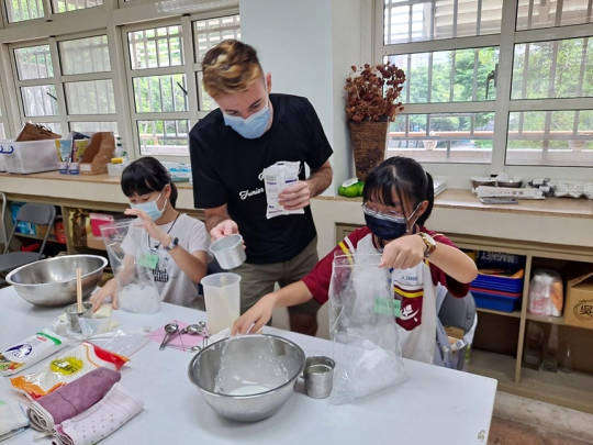 ครูต่างชาติให้นักเรียนเรียนภาษาอังกฤษอย่างสนุกสนานขณะทำขนม  ภาพจาก／โรงเรียนมัธยมศึกษาตอนต้นลี่เหริน
