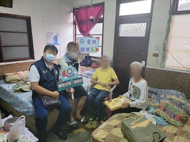 กรมตรวจคนเข้าเมืองลงพื้นที่ช่วยเหลือ "ครอบครัวผู้ตั้งถิ่นฐานใหม่ชาวไทย" ฝ่าวิกฤติโรคระบาด  ภาพจาก／สถานีบริการที่ 1 ของเมืองเกาสง