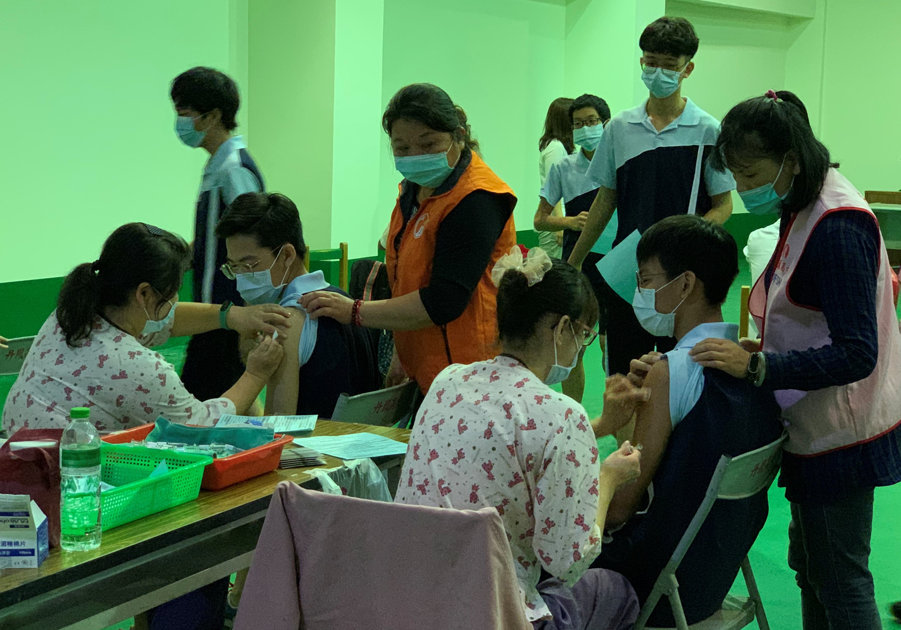 Students are advised to avoid strenuous exercise after receiving the BNT vaccine. (Photo / Provided by the New Taipei City Education Bureau)