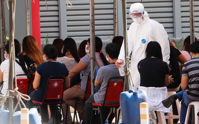 Penduduk baru dan pekerja migran menunggu untuk divaksin dengan urutan yang sama seperti warga negara Taiwan. Sumber: United Daily News